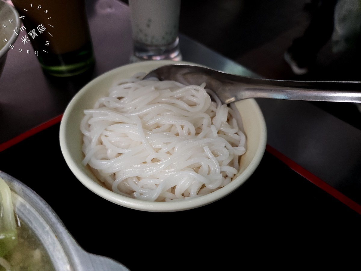 金龍小吃店┃中和華新街美食。印度冰解夏意，雲南緬式風味來這吃，環境純樸，生意還特別好
