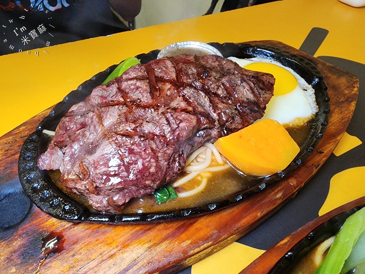 77 seven kitchen 美式燒烤牛排┃永和美食。平價原肉排餐份量超有感，內用濃湯冷飲自助無限