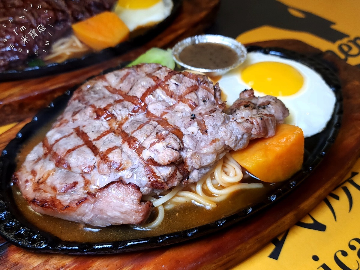 77 seven kitchen 美式燒烤牛排┃永和美食。平價原肉排餐份量超有感，內用濃湯冷飲自助無限