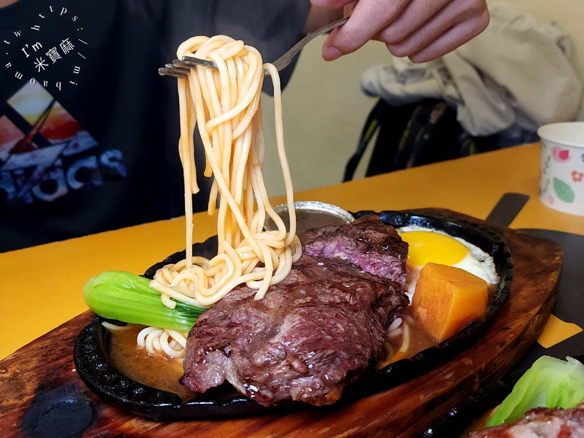 77 seven kitchen 美式燒烤牛排┃永和美食。平價原肉排餐份量超有感，內用濃湯冷飲自助無限