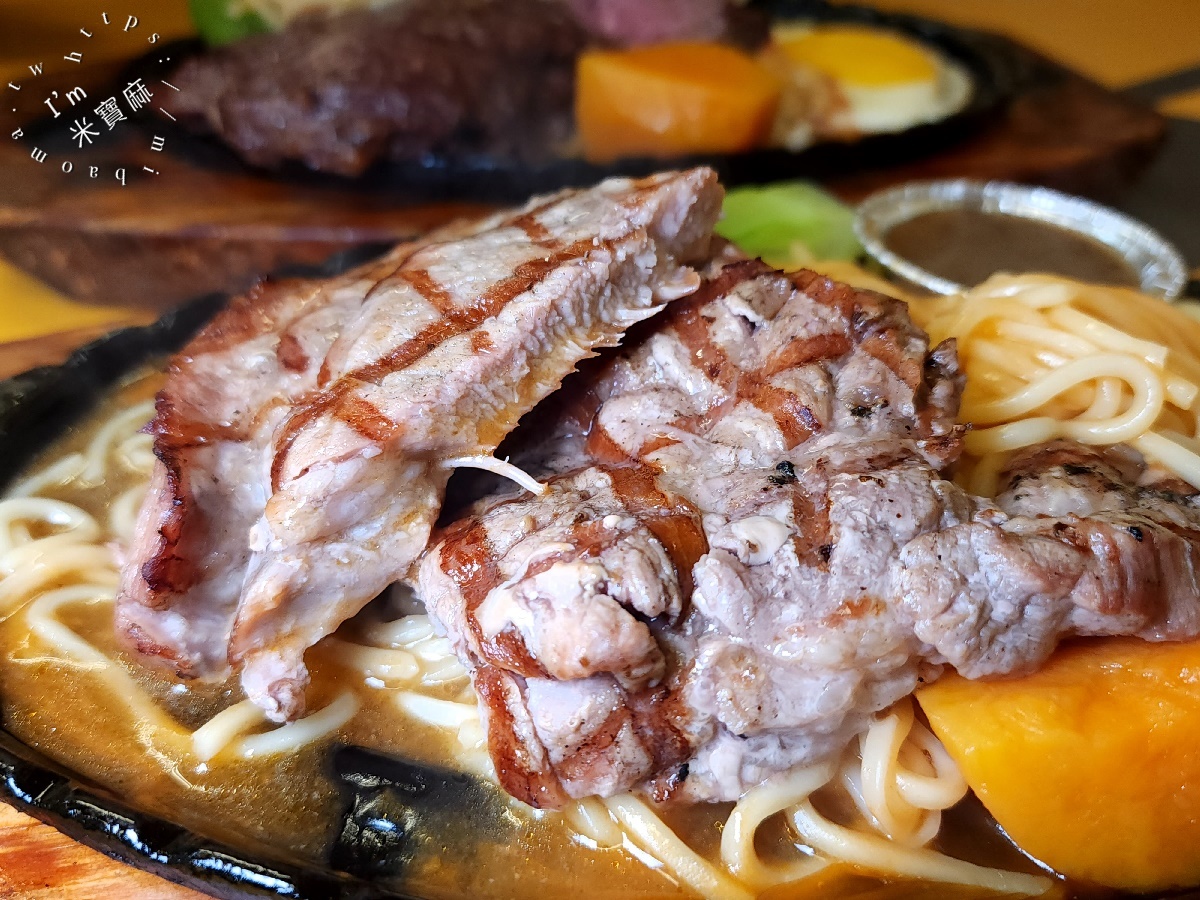 77 seven kitchen 美式燒烤牛排┃永和美食。平價原肉排餐份量超有感，內用濃湯冷飲自助無限