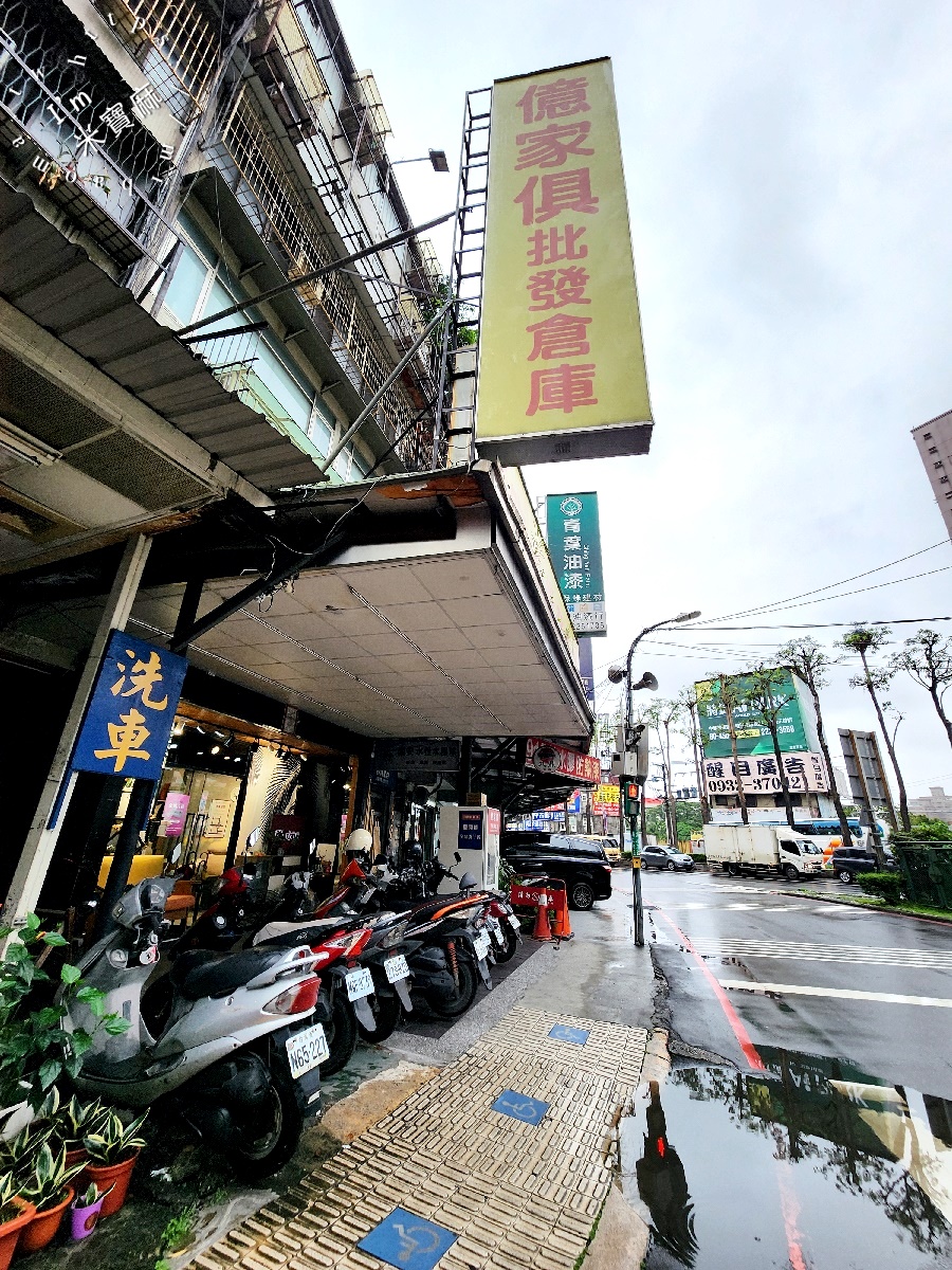 億家具 批發倉庫 中和┃衣櫥家具舊換新的好選擇，七尺大衣櫥，顏值高、好分類、超能裝