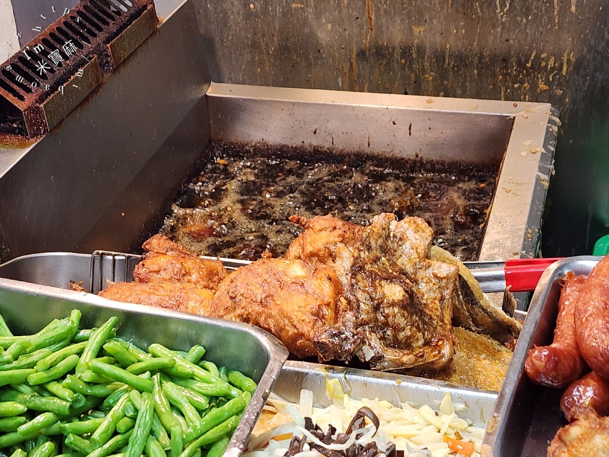 東園快餐┃萬華美食。首推排骨飯、雞腿飯，配菜自己夾，價格還相當平實