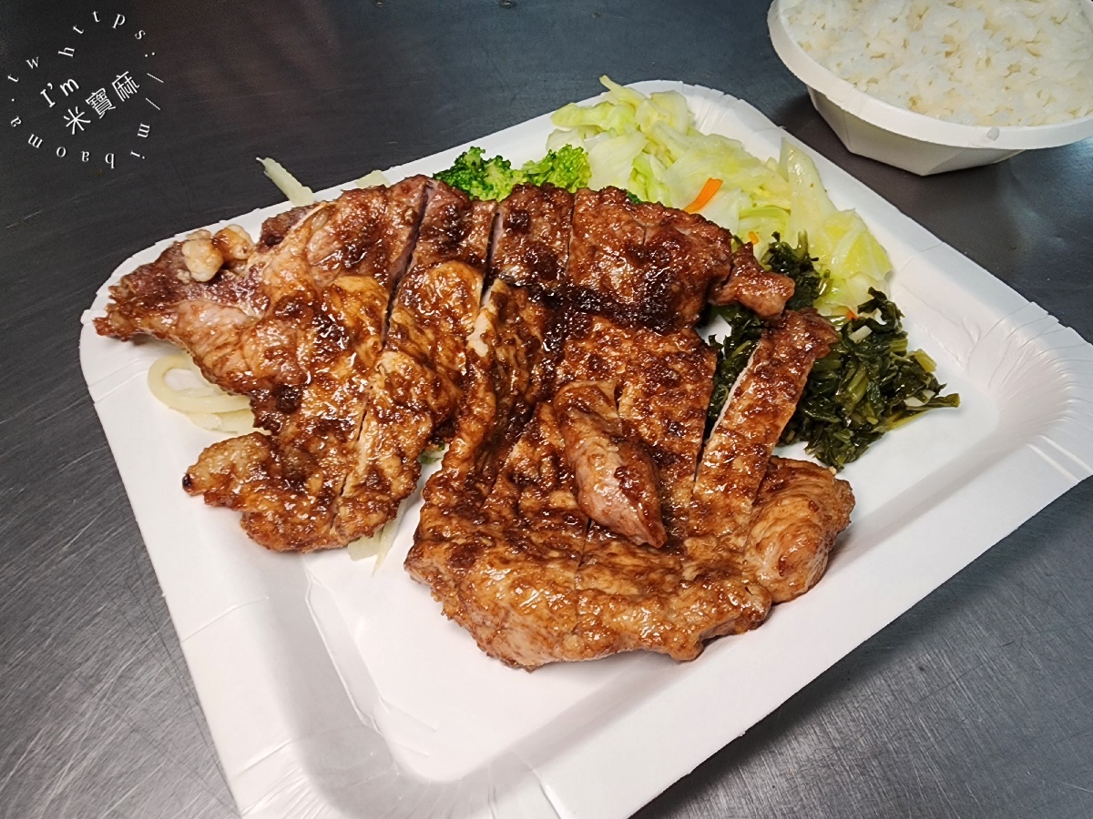 東園快餐┃萬華美食。首推排骨飯、雞腿飯，配菜自己夾，價格還相當平實
