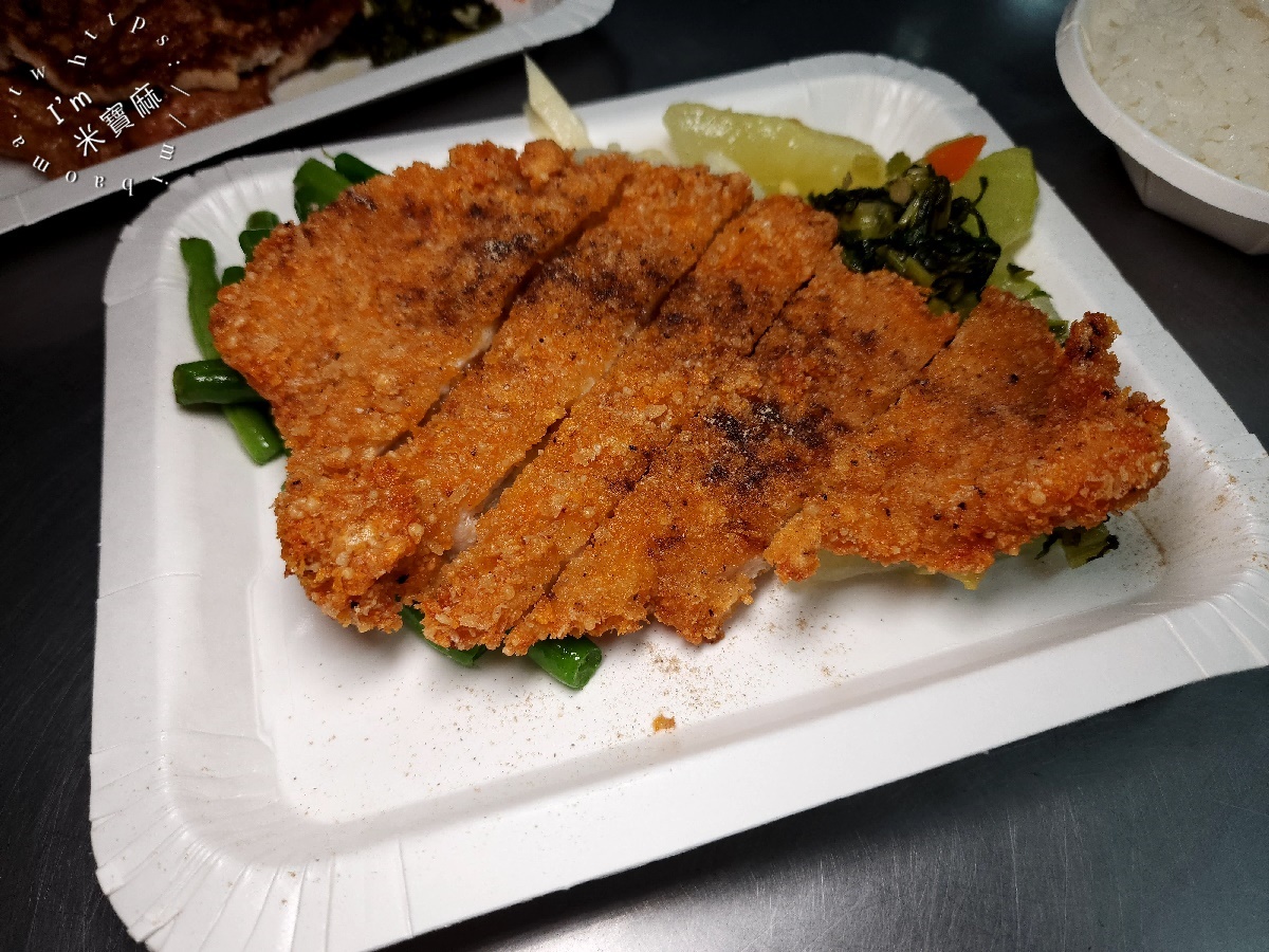 東園快餐┃萬華美食。首推排骨飯、雞腿飯，配菜自己夾，價格還相當平實