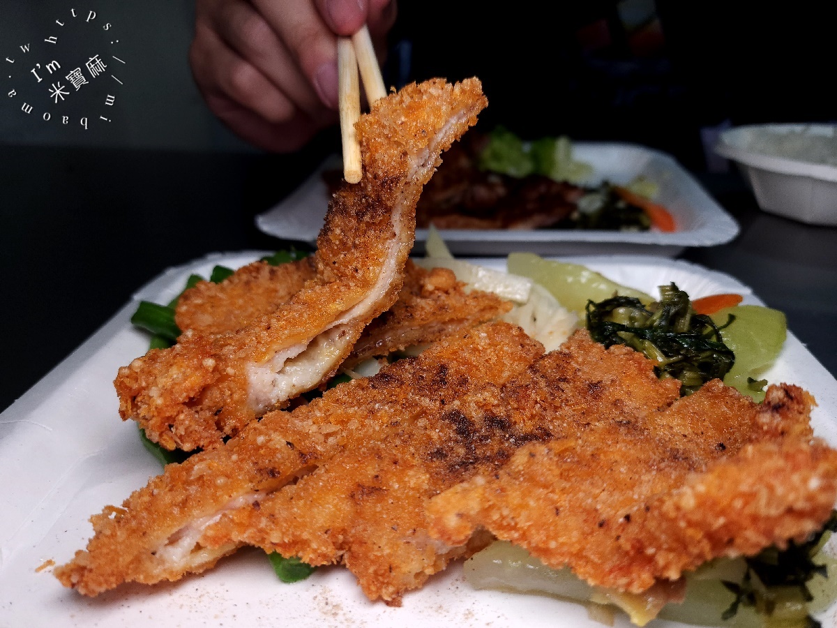 東園快餐┃萬華美食。首推排骨飯、雞腿飯，配菜自己夾，價格還相當平實