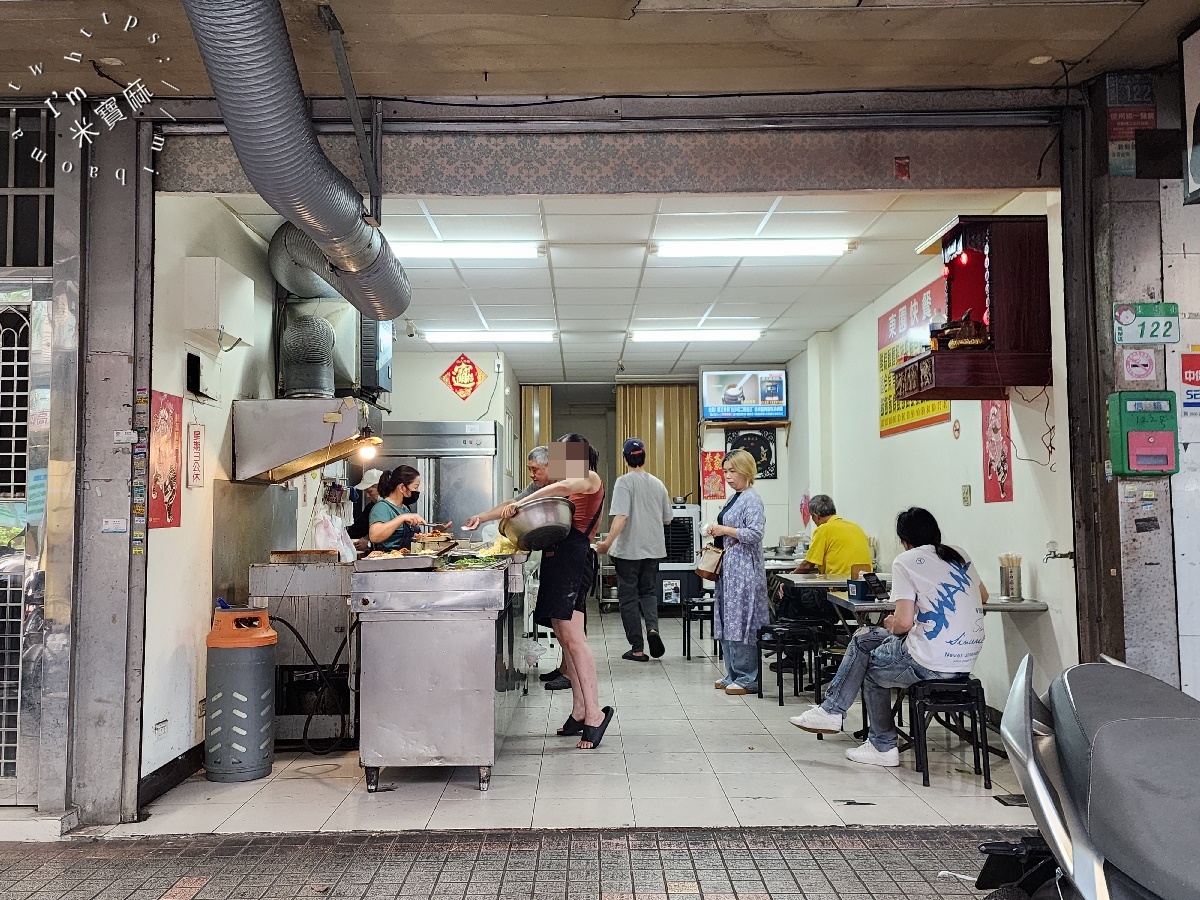東園快餐┃萬華美食。首推排骨飯、雞腿飯，配菜自己夾，價格還相當平實