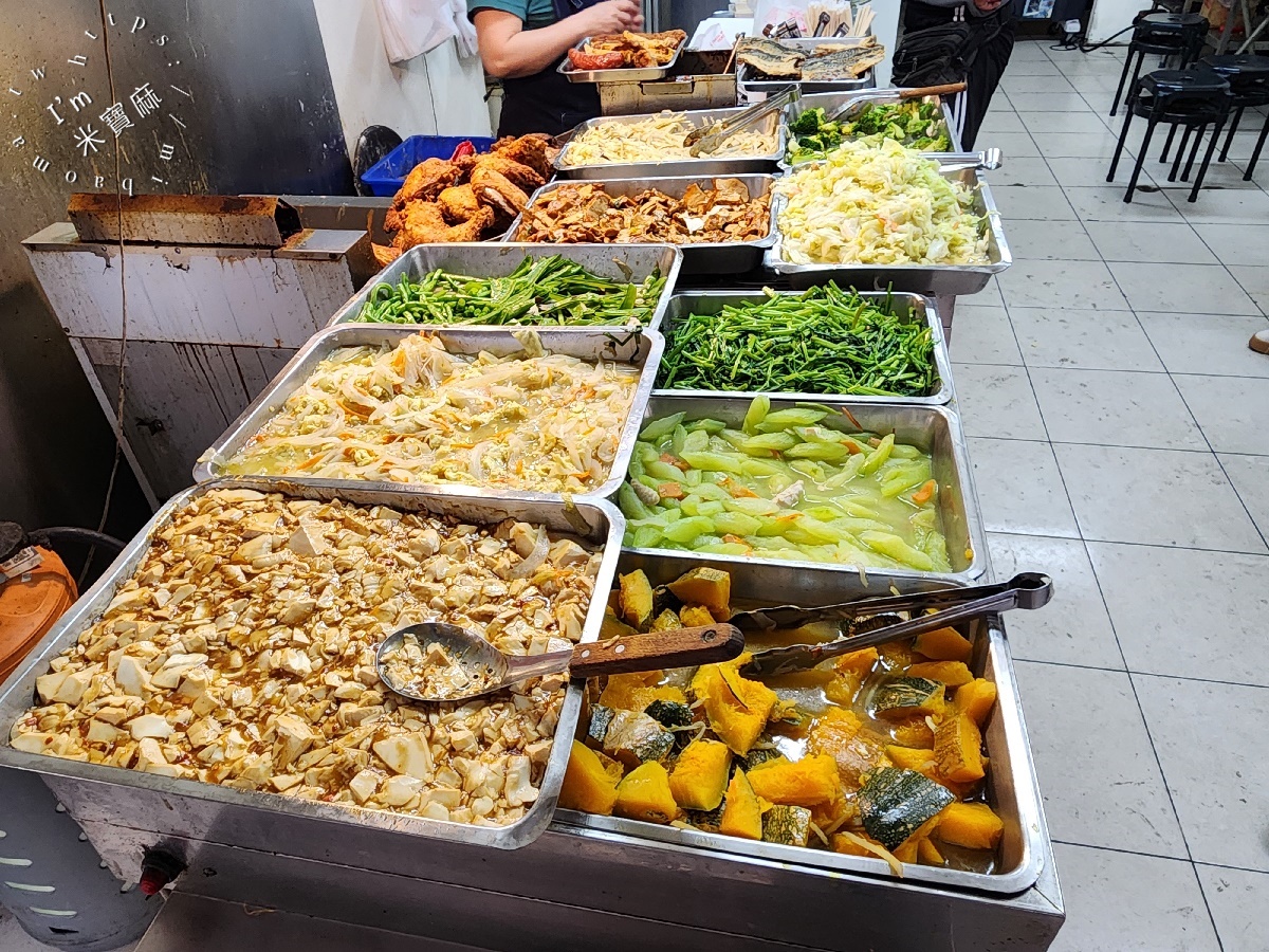 東園快餐┃萬華美食。首推排骨飯、雞腿飯，配菜自己夾，價格還相當平實
