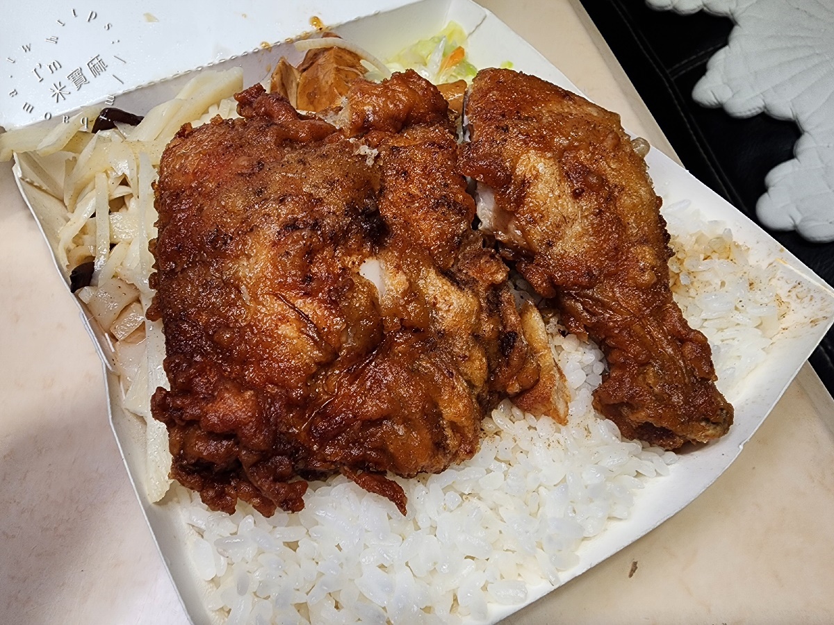 東園快餐┃萬華美食。首推排骨飯、雞腿飯，配菜自己夾，價格還相當平實