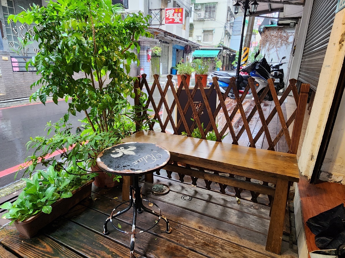 謝謝 DOUMO┃永和早午餐。隱身巷弄日系鄉村風格，必點咖哩飯!獨門咖啡厚實有質感、早午餐份量也很夠
