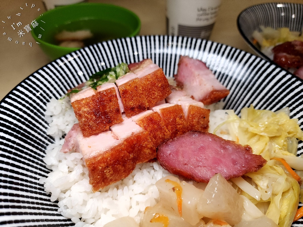 飛燒味 脆皮燒肉專賣┃南機場夜市美食。招牌脆皮燒肉飯、蜜汁叉燒飯一定要吃，內用附熱湯及涼茶