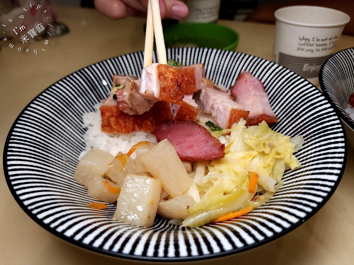 飛燒味 脆皮燒肉專賣┃南機場夜市美食。招牌脆皮燒肉飯、蜜汁叉燒飯一定要吃，內用附熱湯及涼茶