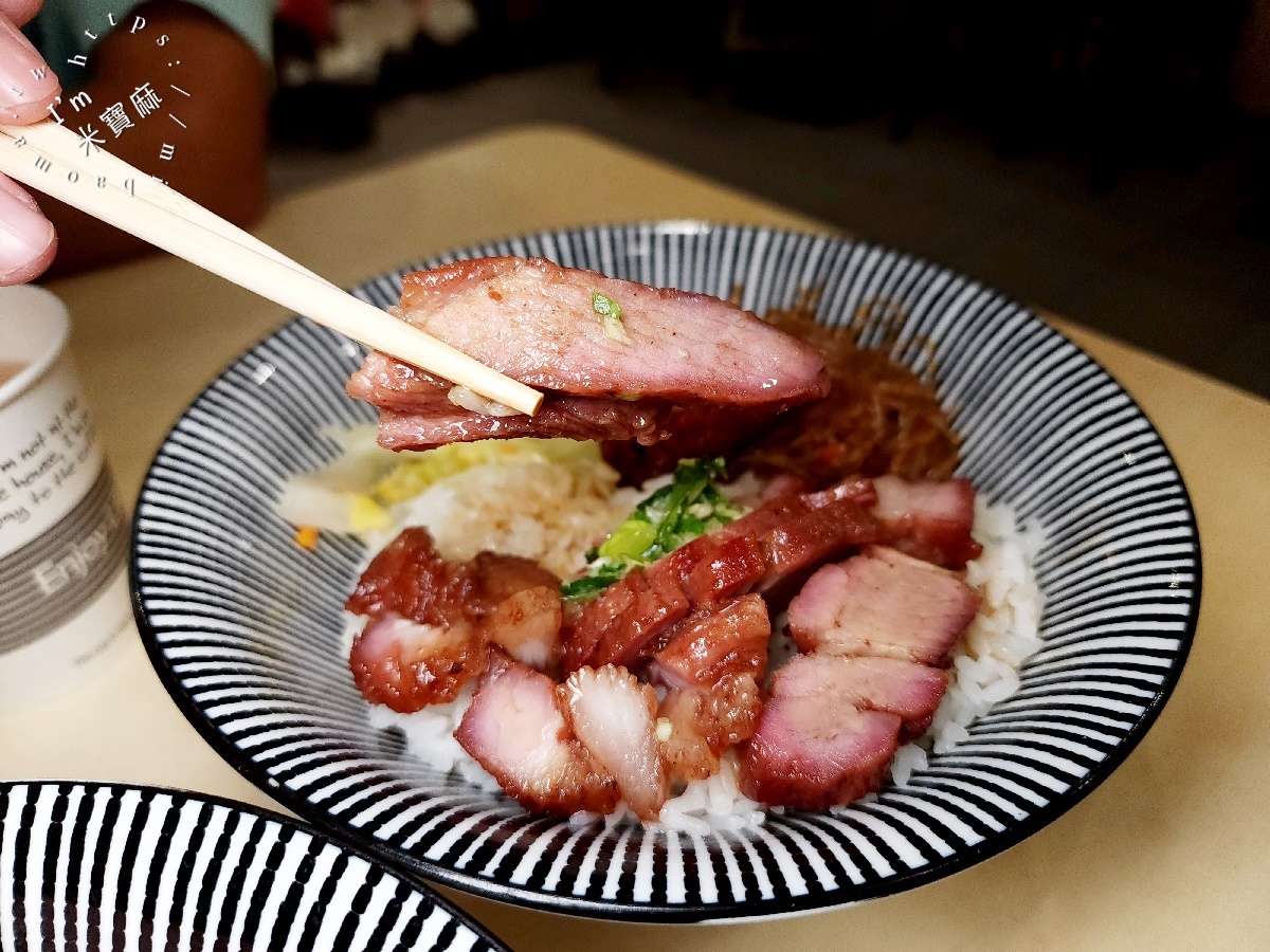 飛燒味 脆皮燒肉專賣┃南機場夜市美食。招牌脆皮燒肉飯、蜜汁叉燒飯一定要吃，內用附熱湯及涼茶