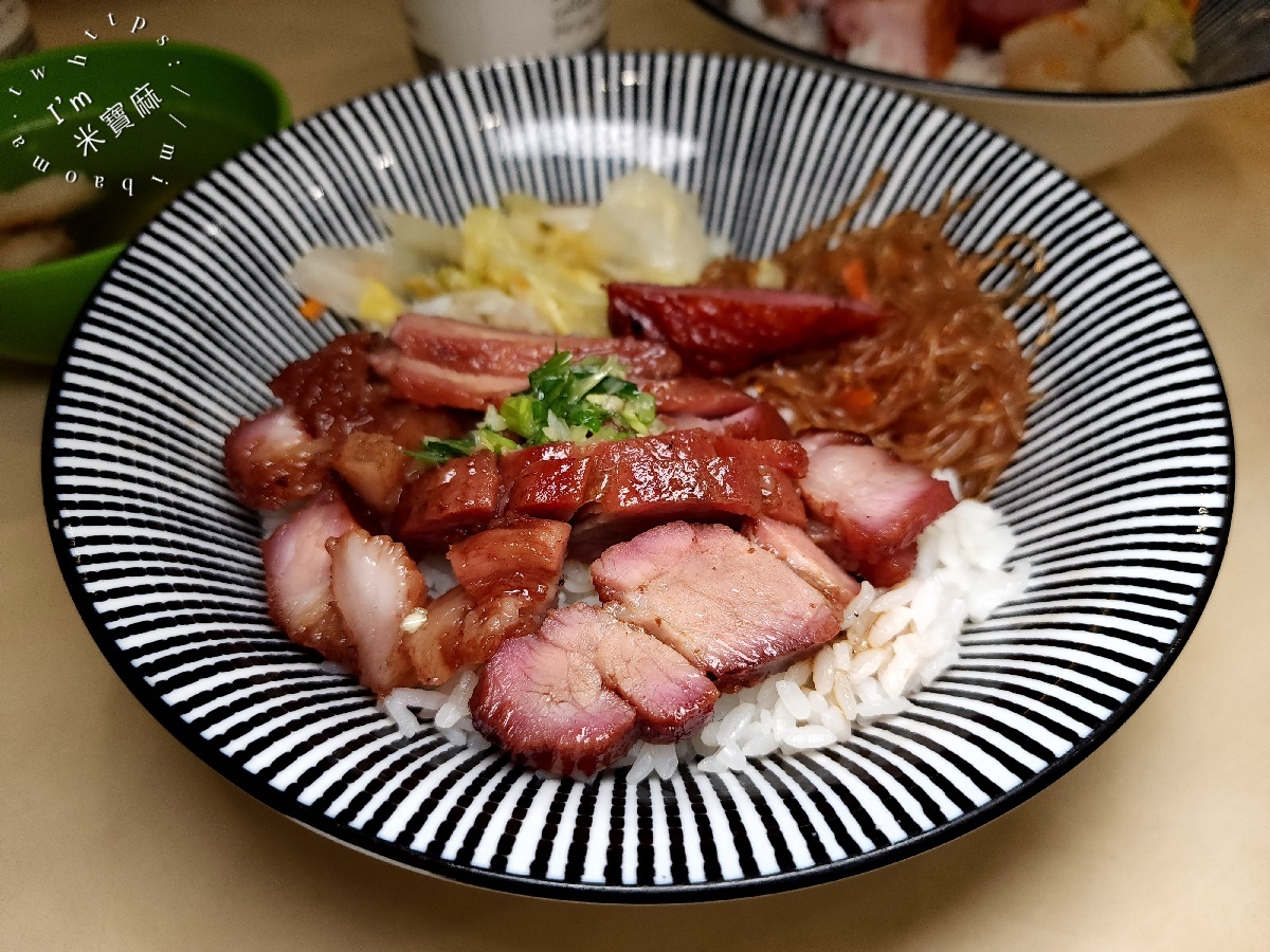飛燒味 脆皮燒肉專賣┃南機場夜市美食。招牌脆皮燒肉飯、蜜汁叉燒飯一定要吃，內用附熱湯及涼茶