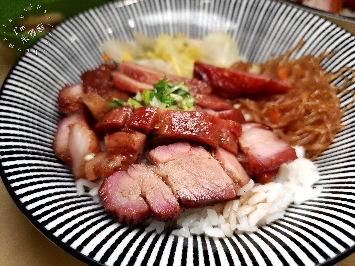 飛燒味 脆皮燒肉專賣┃南機場夜市美食。招牌脆皮燒肉飯、蜜汁叉燒飯一定要吃，內用附熱湯及涼茶