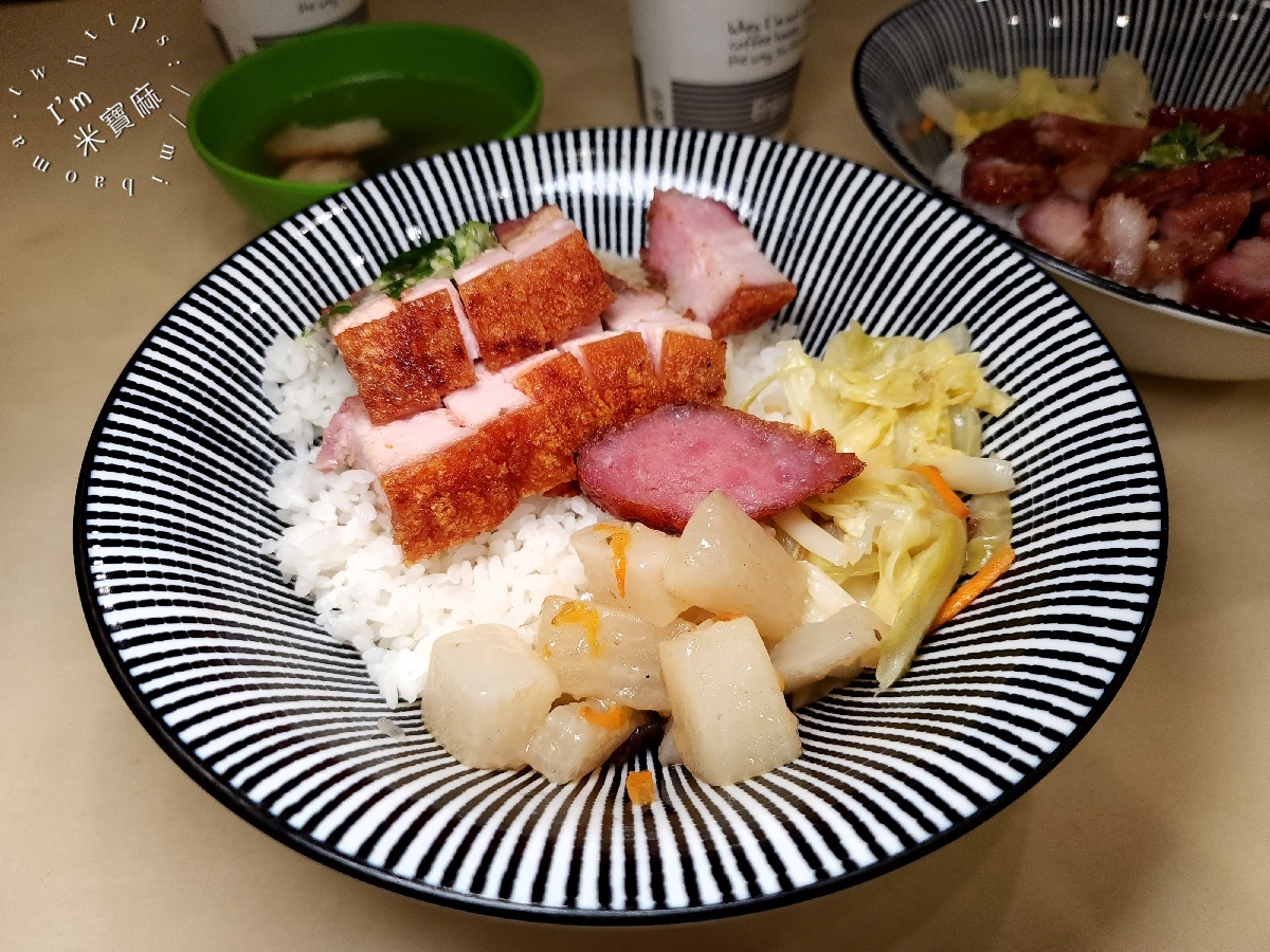 飛燒味 脆皮燒肉專賣┃南機場夜市美食。招牌脆皮燒肉飯、蜜汁叉燒飯一定要吃，內用附熱湯及涼茶