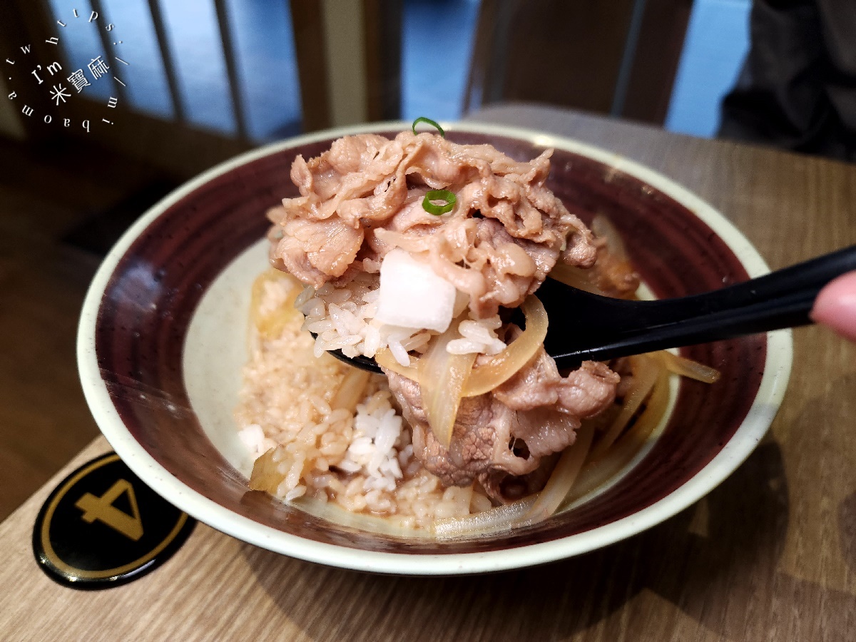 和佃良丼┃中和廟口美食。厚切排骨飯太正點、牛肉丼飯也很不錯，還有韓式料理也能吃到