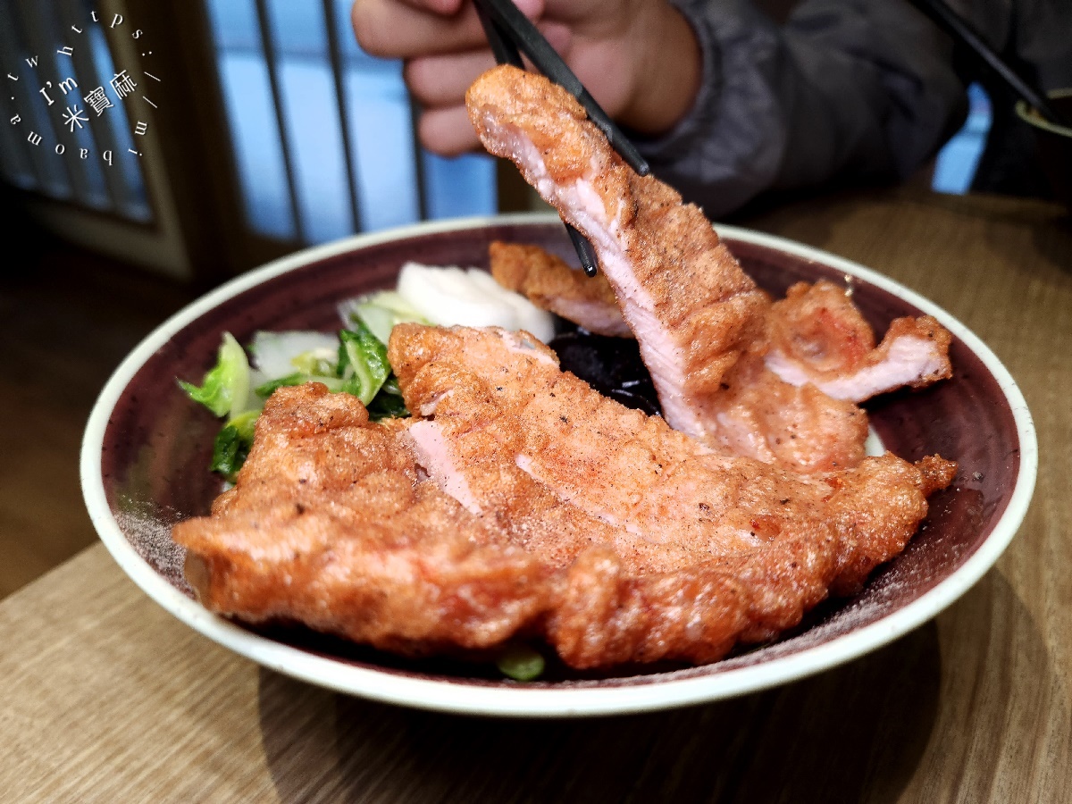 和佃良丼┃中和廟口美食。厚切排骨飯太正點、牛肉丼飯也很不錯，還有韓式料理也能吃到