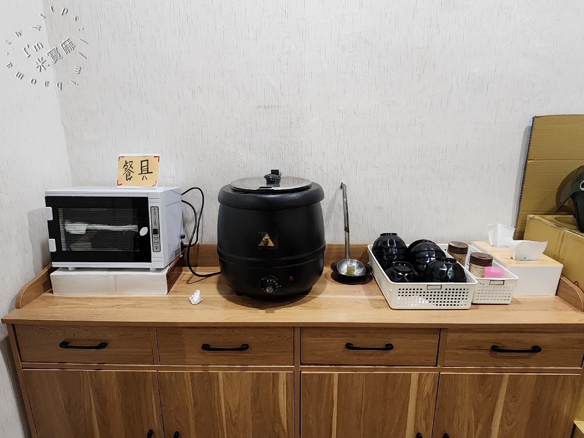 和佃良丼┃中和廟口美食。厚切排骨飯太正點、牛肉丼飯也很不錯，還有韓式料理也能吃到