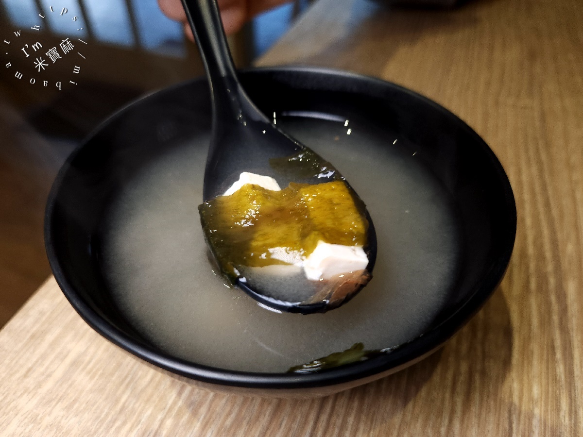 和佃良丼┃中和廟口美食。厚切排骨飯太正點、牛肉丼飯也很不錯，還有韓式料理也能吃到