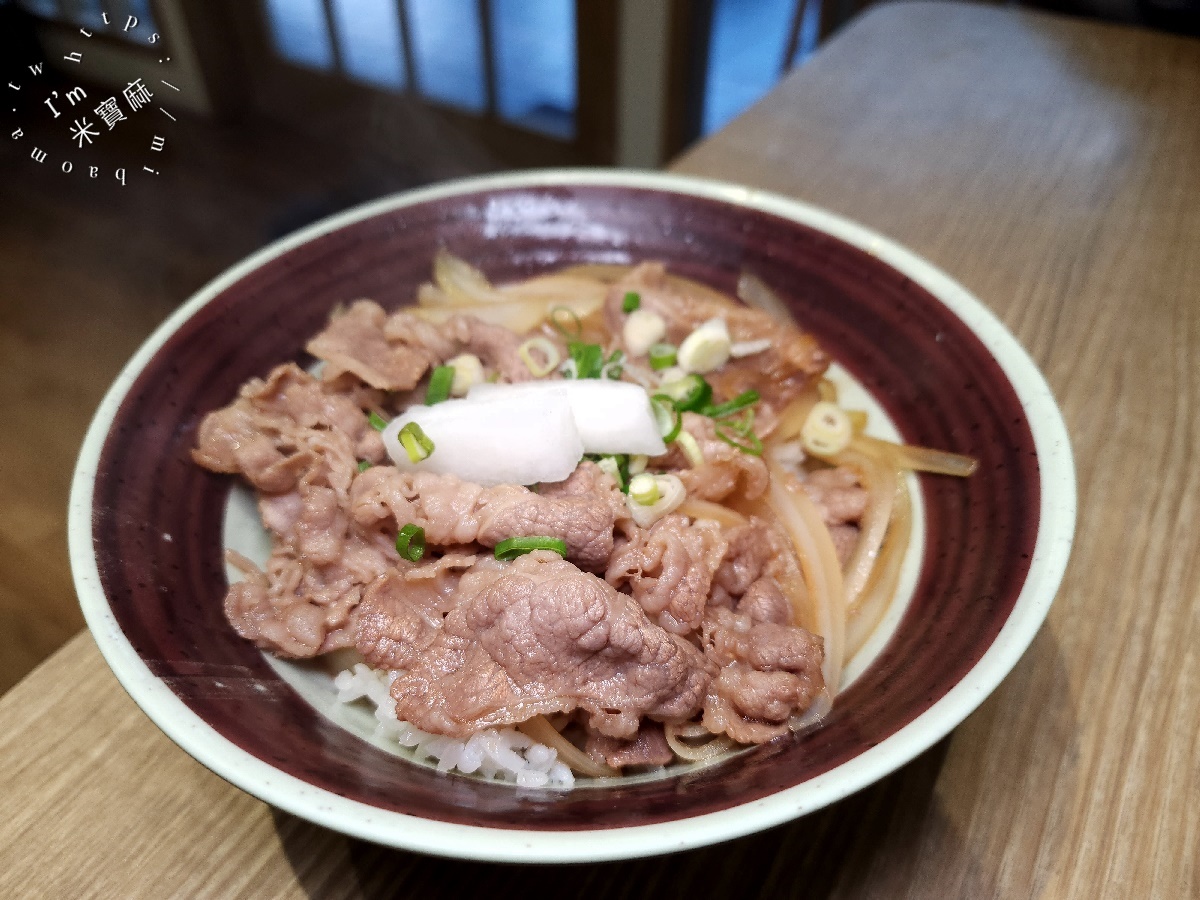和佃良丼┃中和廟口美食。厚切排骨飯太正點、牛肉丼飯也很不錯，還有韓式料理也能吃到