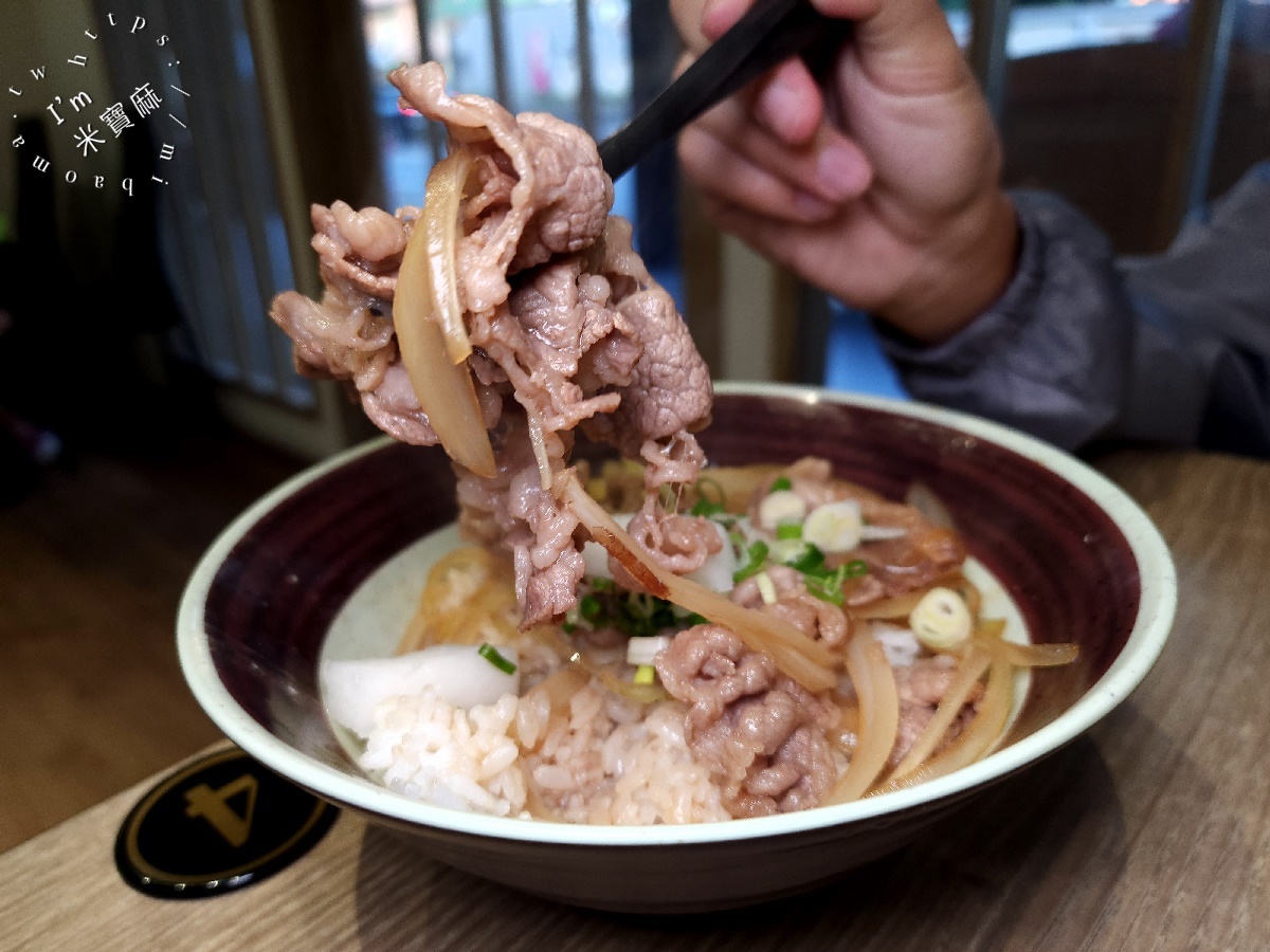 和佃良丼┃中和廟口美食。厚切排骨飯太正點、牛肉丼飯也很不錯，還有韓式料理也能吃到