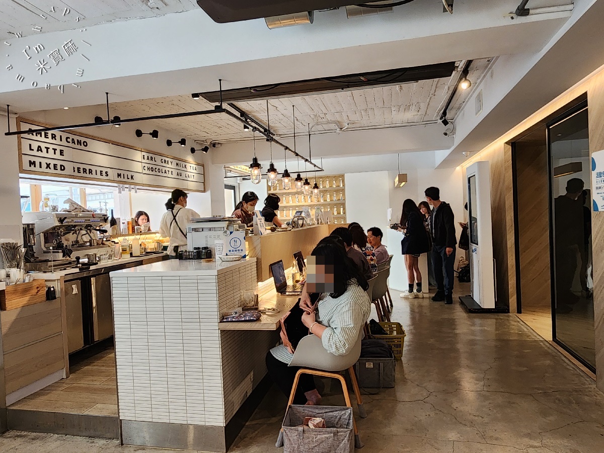 Milk Bar by BKA┃松山區不限時咖啡。 提供插座、場地租借以及包廂環境，也有活動包場的服務