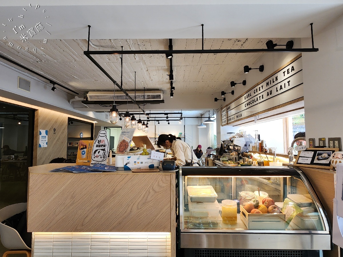 Milk Bar by BKA┃松山區不限時咖啡。 提供插座、場地租借以及包廂環境，也有活動包場的服務