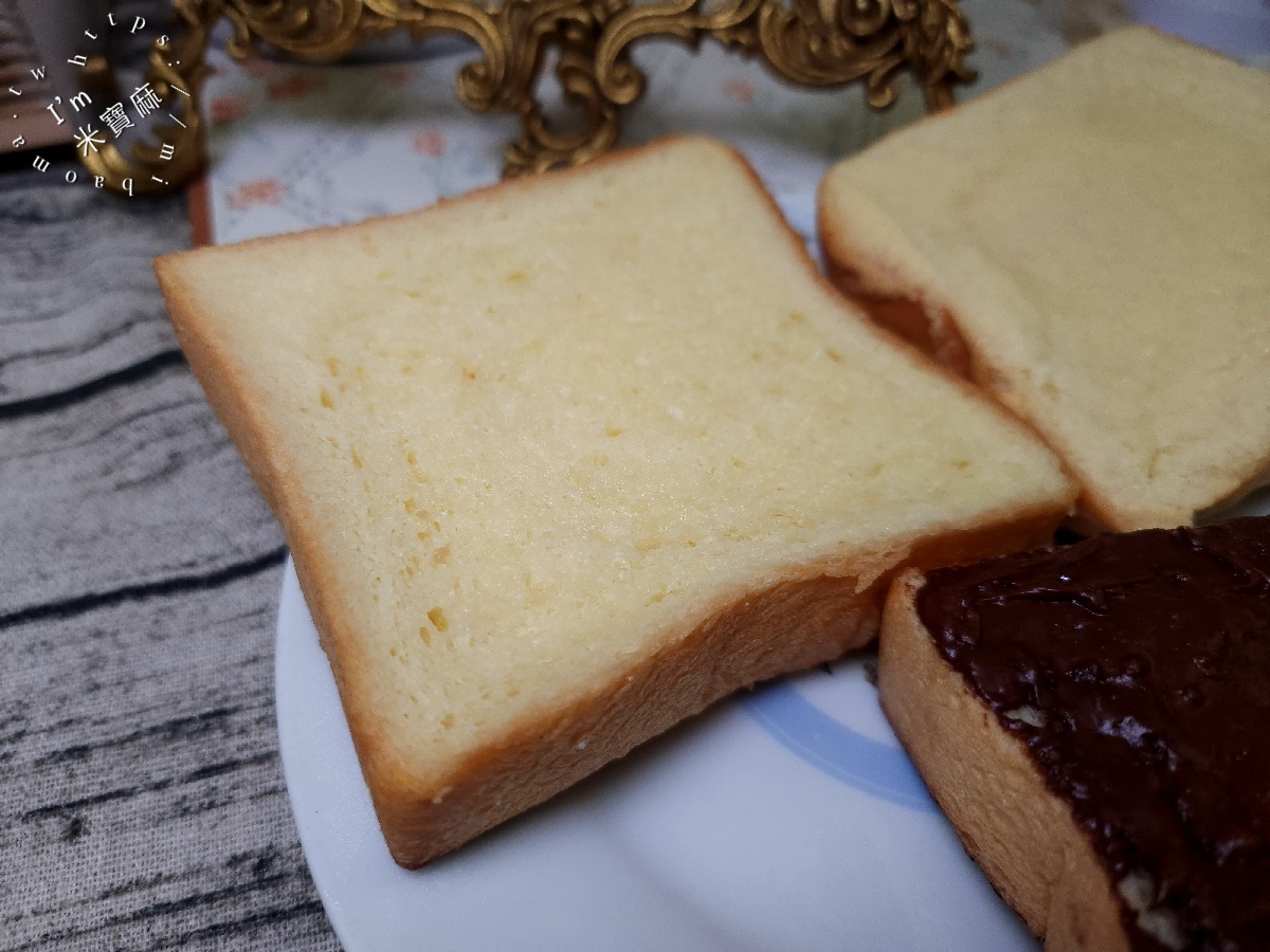 小雨教練吐司麵包店┃中和華新街美食。多口味生吐司、厚片吐司以及肉桂捲，還有拿鐵及美式咖啡