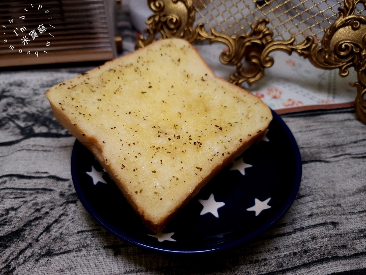 小雨教練吐司麵包店┃中和華新街美食。多口味生吐司、厚片吐司以及肉桂捲，還有拿鐵及美式咖啡
