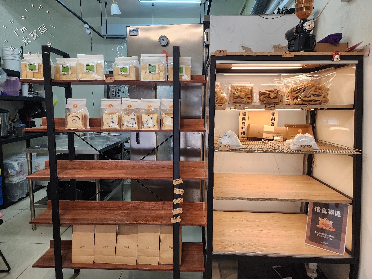 小雨教練吐司麵包店┃中和華新街美食。多口味生吐司、厚片吐司以及肉桂捲，還有拿鐵及美式咖啡
