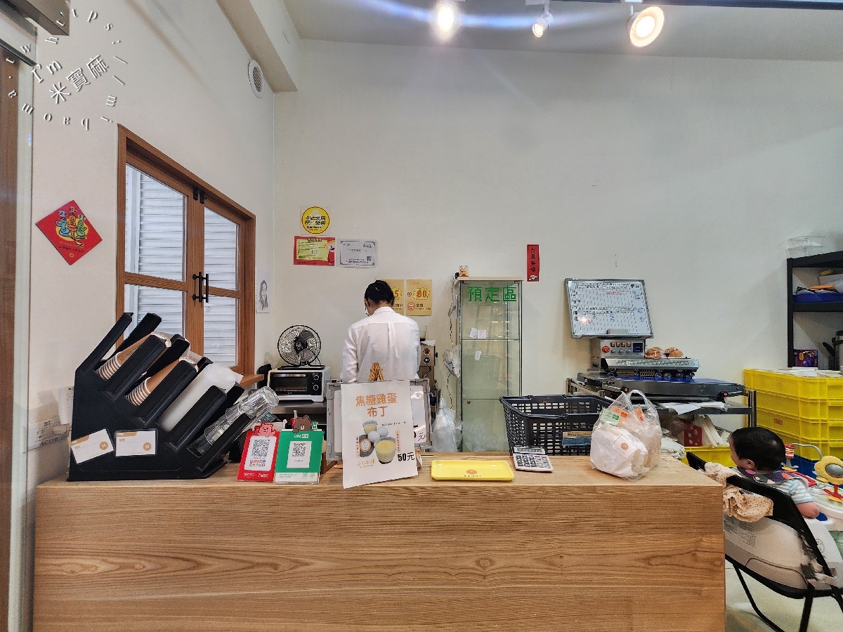 小雨教練吐司麵包店┃中和華新街美食。多口味生吐司、厚片吐司以及肉桂捲，還有拿鐵及美式咖啡
