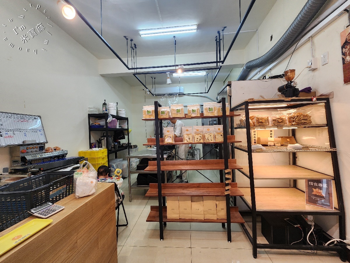 小雨教練吐司麵包店┃中和華新街美食。多口味生吐司、厚片吐司以及肉桂捲，還有拿鐵及美式咖啡