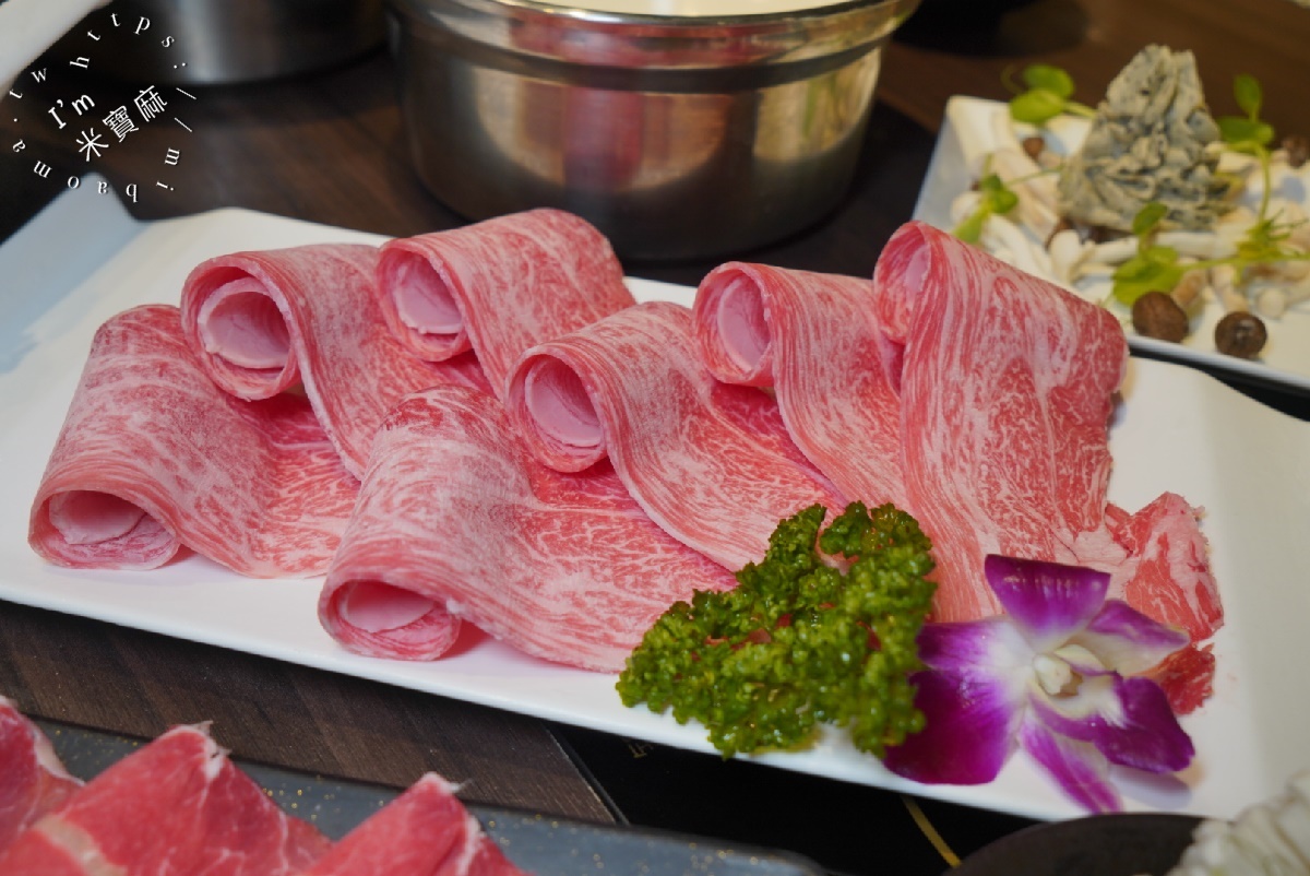 双禾町鍋物 中和南勢角店┃中和火鍋。海陸雙饗套餐更澎湃，和牛祭太過癮了!還有自助吧無限續用