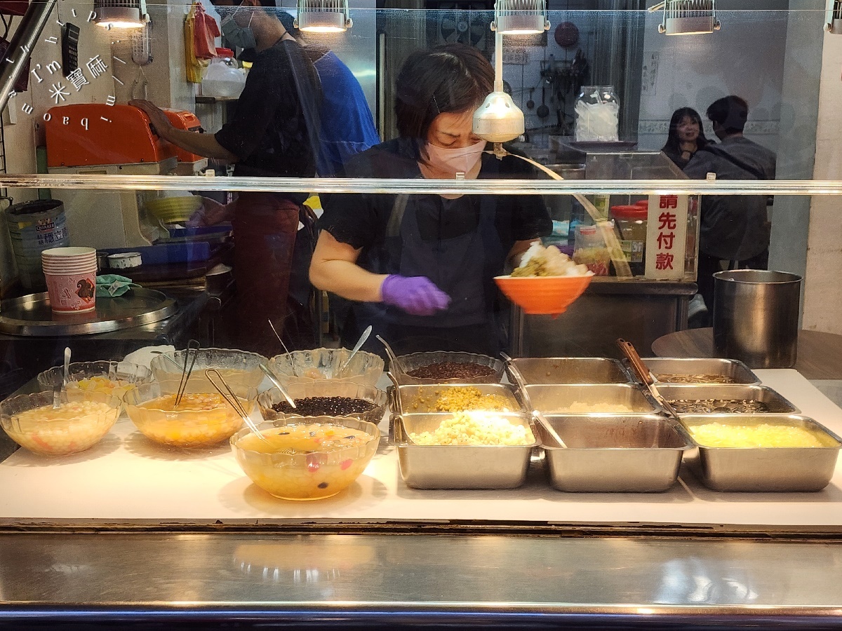 南機場芋頭大王┃南機場夜市美食。芋頭綿密鬆甜必點，真材實料超大一碗，兩個人吃也很可以