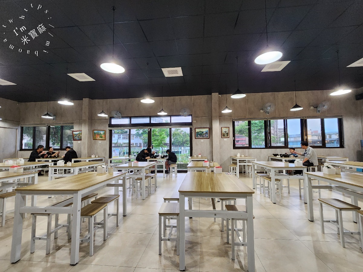 鍾小勤麵食館┃中原大學 中壢 牛肉麵。超份量CP值牛肉麵，店內還可續湯續麵，自助吧豆花涼茶，吃到撐肚沒問題