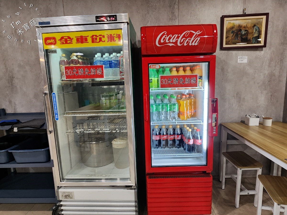 鍾小勤麵食館┃中原大學 中壢 牛肉麵。超份量CP值牛肉麵，店內還可續湯續麵，自助吧豆花涼茶，吃到撐肚沒問題