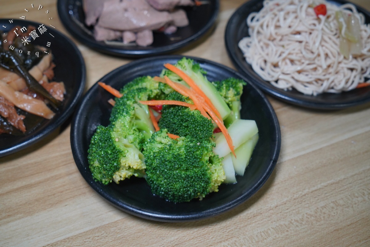 鍾小勤麵食館┃中原大學 中壢 牛肉麵。超份量CP值牛肉麵，店內還可續湯續麵，自助吧豆花涼茶，吃到撐肚沒問題