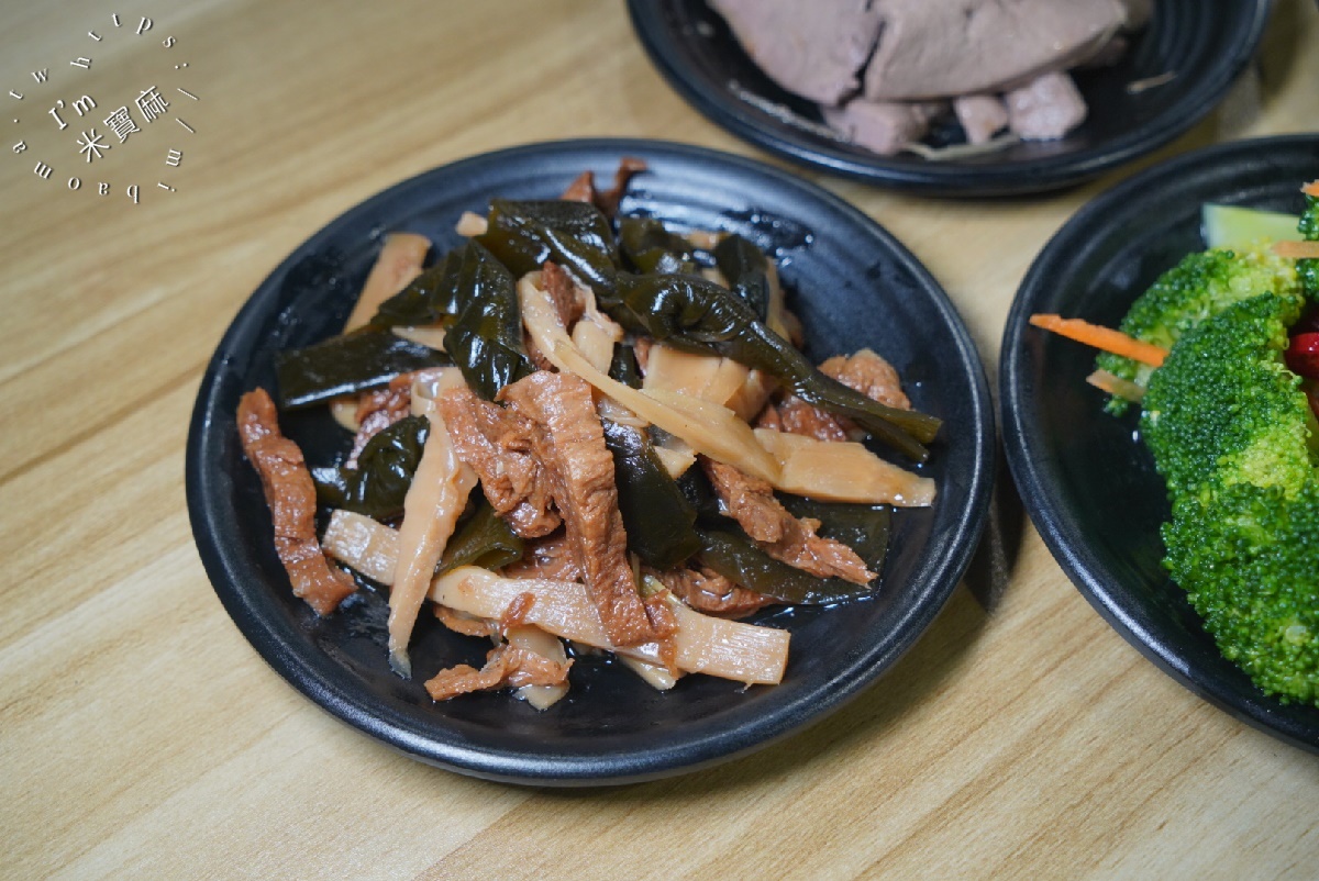 鍾小勤麵食館┃中原大學 中壢 牛肉麵。超份量CP值牛肉麵，店內還可續湯續麵，自助吧豆花涼茶，吃到撐肚沒問題