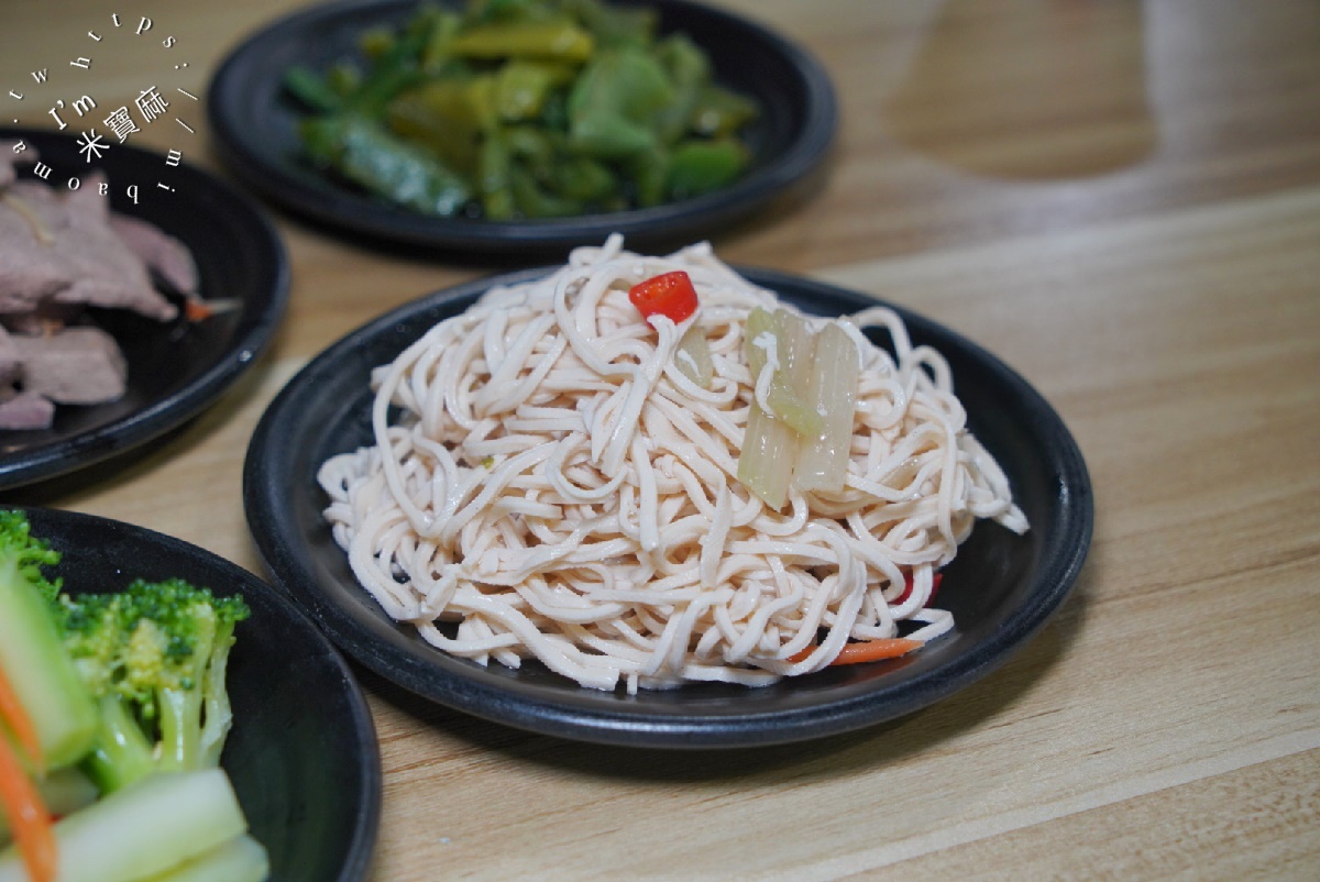 鍾小勤麵食館┃中原大學 中壢 牛肉麵。超份量CP值牛肉麵，店內還可續湯續麵，自助吧豆花涼茶，吃到撐肚沒問題