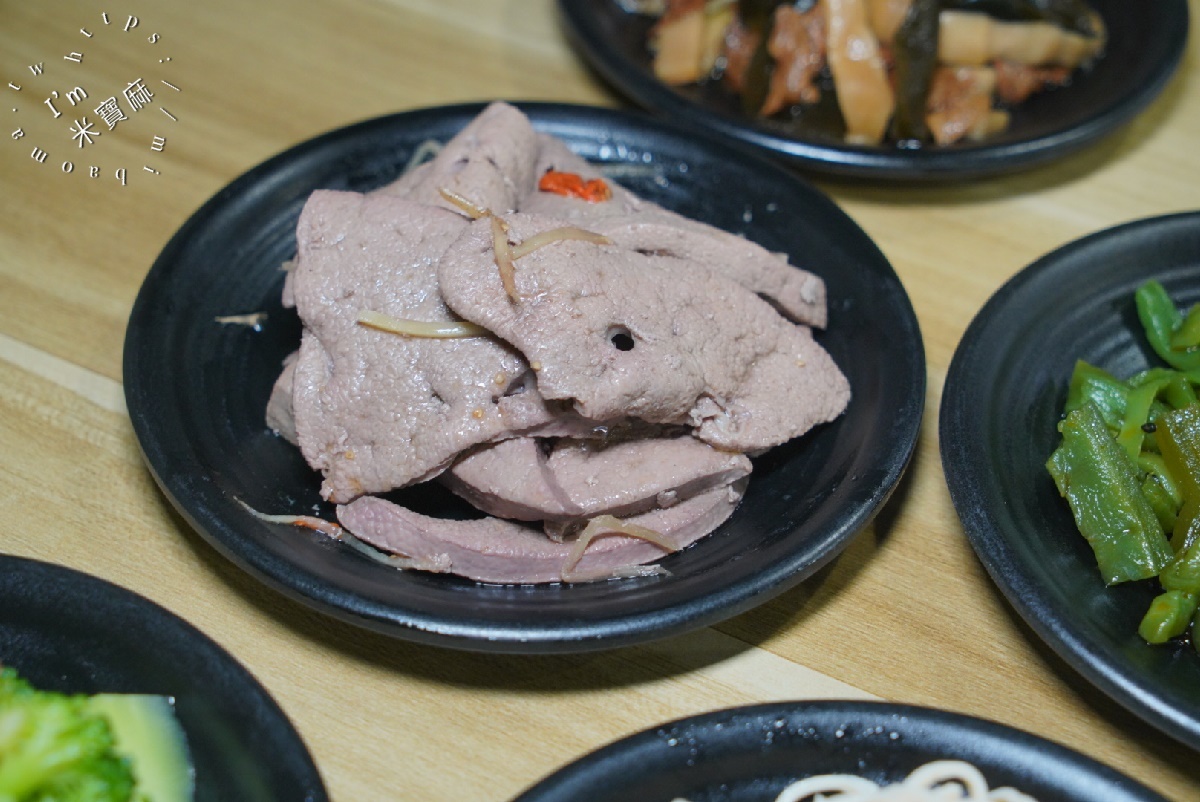 鍾小勤麵食館┃中原大學 中壢 牛肉麵。超份量CP值牛肉麵，店內還可續湯續麵，自助吧豆花涼茶，吃到撐肚沒問題