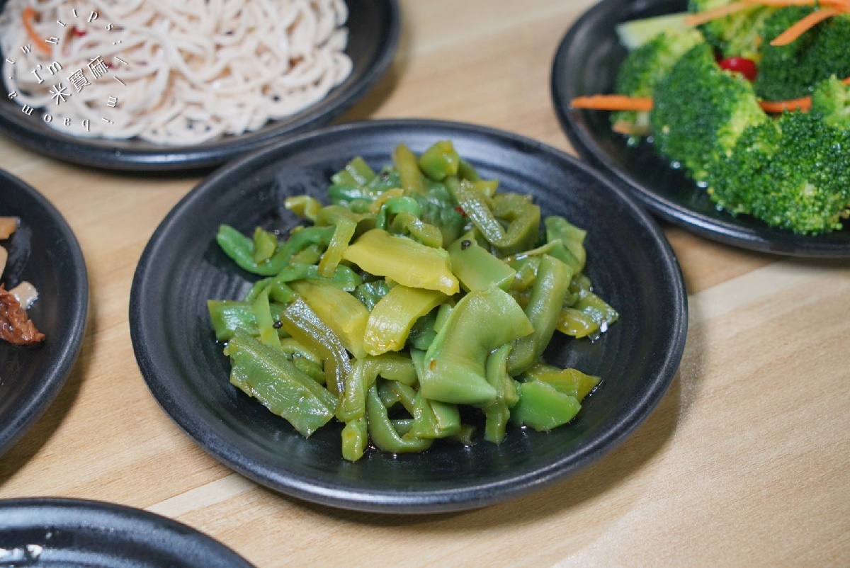 鍾小勤麵食館┃中原大學 中壢 牛肉麵。超份量CP值牛肉麵，店內還可續湯續麵，自助吧豆花涼茶，吃到撐肚沒問題