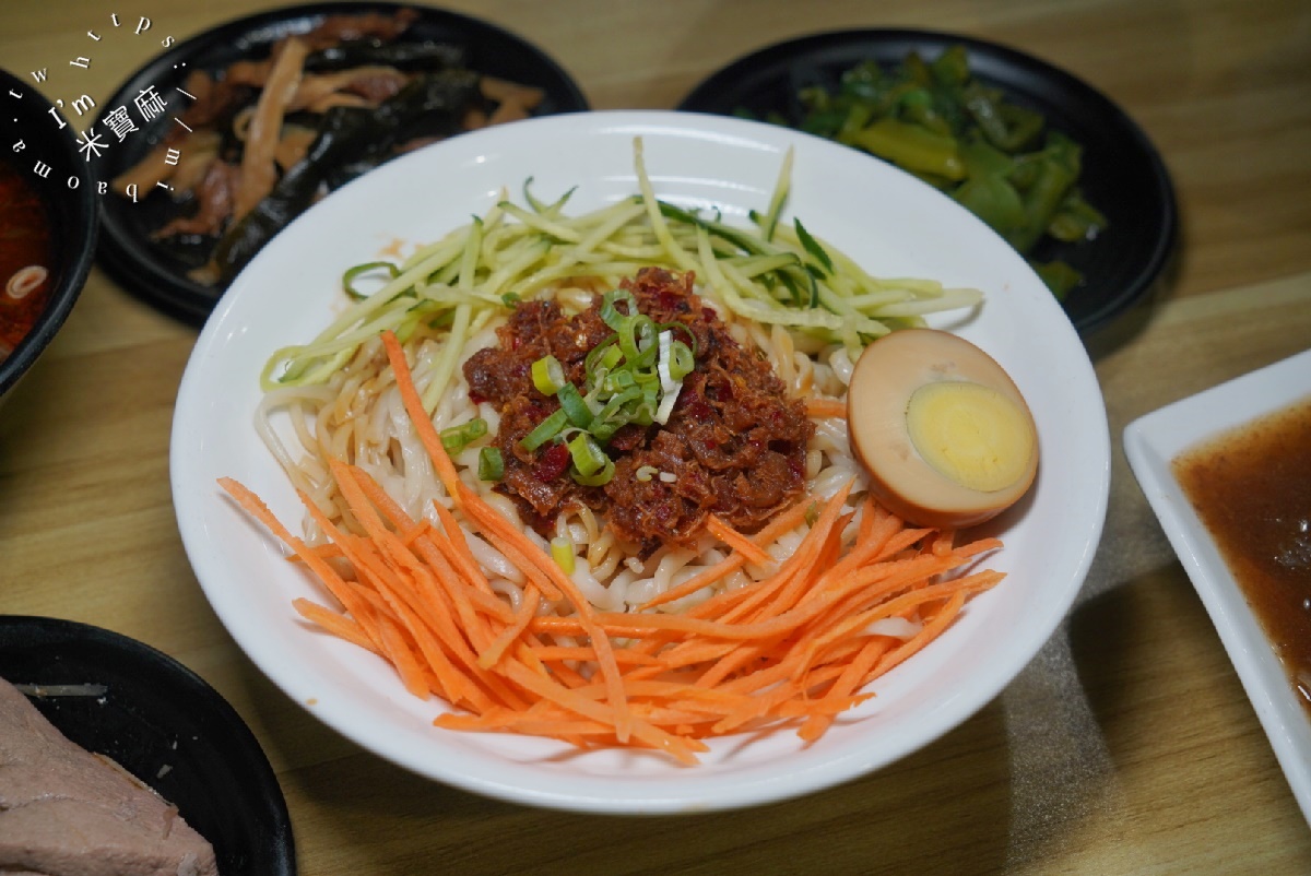 鍾小勤麵食館┃中原大學 中壢 牛肉麵。超份量CP值牛肉麵，店內還可續湯續麵，自助吧豆花涼茶，吃到撐肚沒問題