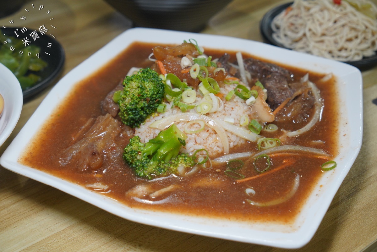 鍾小勤麵食館┃中原大學 中壢 牛肉麵。超份量CP值牛肉麵，店內還可續湯續麵，自助吧豆花涼茶，吃到撐肚沒問題
