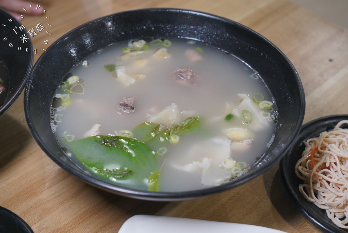 鍾小勤麵食館┃中原大學 中壢 牛肉麵。超份量CP值牛肉麵，店內還可續湯續麵，自助吧豆花涼茶，吃到撐肚沒問題