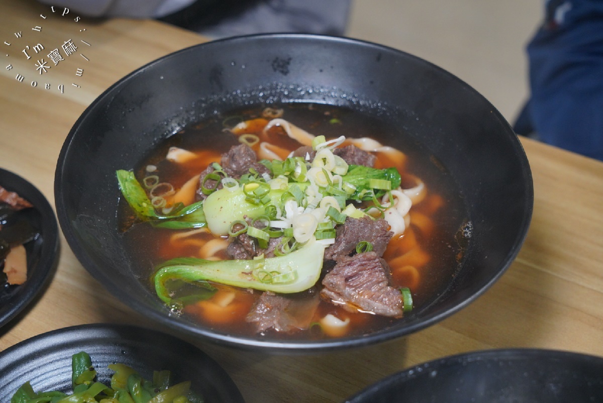 鍾小勤麵食館┃中原大學 中壢 牛肉麵。超份量CP值牛肉麵，店內還可續湯續麵，自助吧豆花涼茶，吃到撐肚沒問題