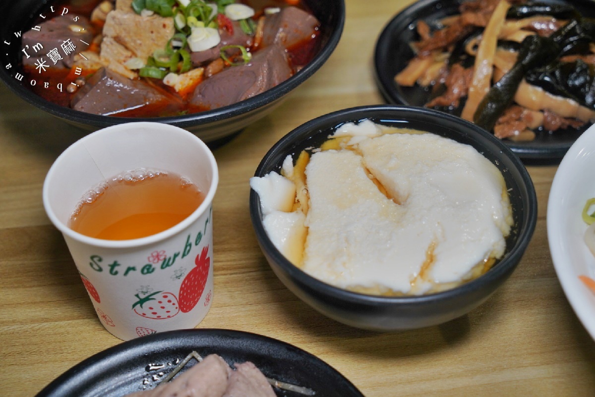鍾小勤麵食館┃中原大學 中壢 牛肉麵。超份量CP值牛肉麵，店內還可續湯續麵，自助吧豆花涼茶，吃到撐肚沒問題