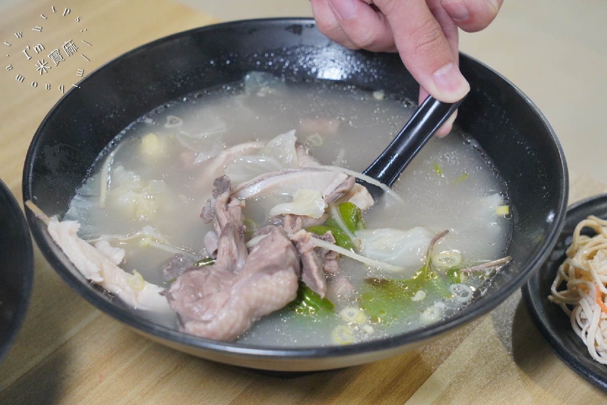 鍾小勤麵食館┃中原大學 中壢 牛肉麵。超份量CP值牛肉麵，店內還可續湯續麵，自助吧豆花涼茶，吃到撐肚沒問題