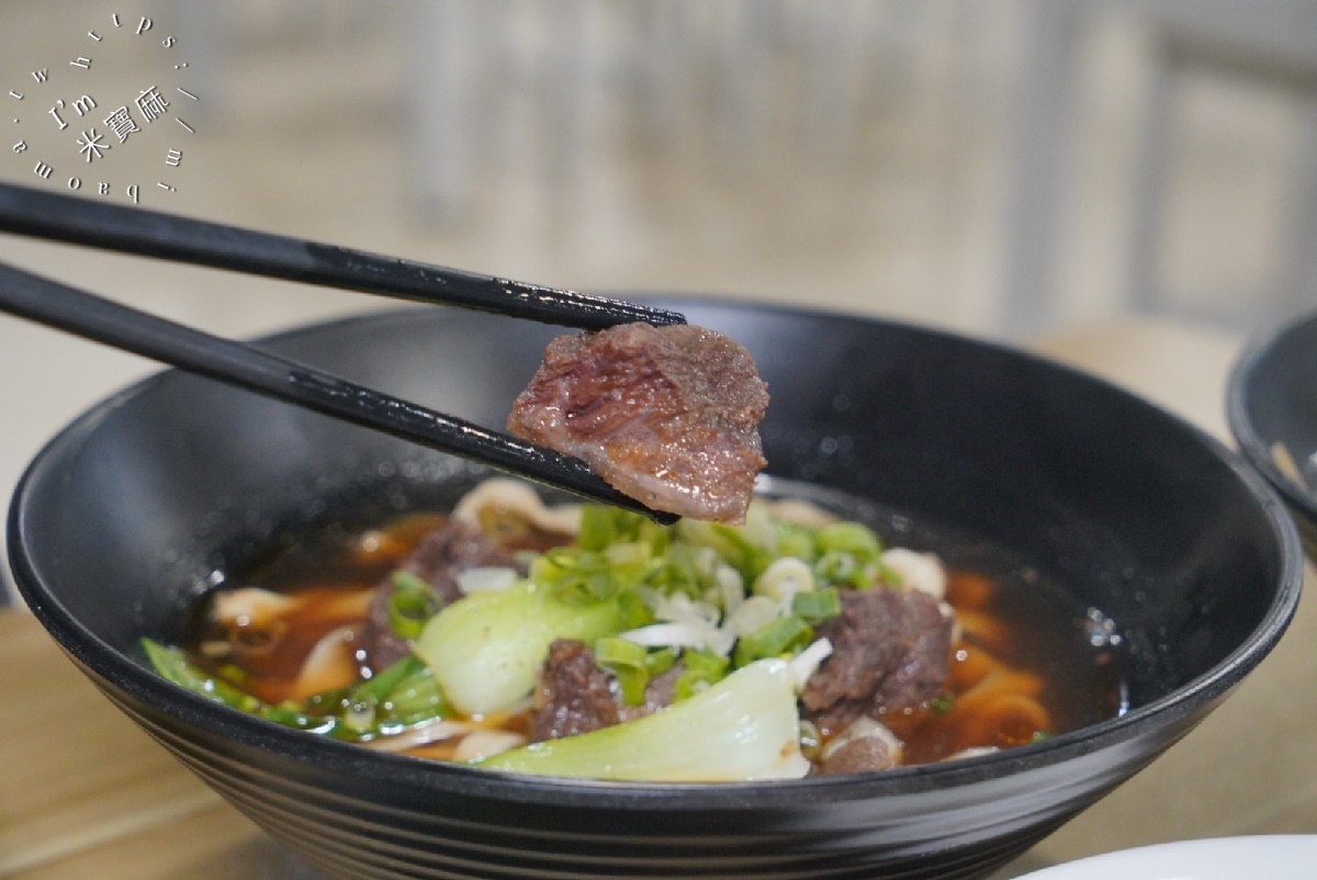鍾小勤麵食館┃中原大學 中壢 牛肉麵。超份量CP值牛肉麵，店內還可續湯續麵，自助吧豆花涼茶，吃到撐肚沒問題