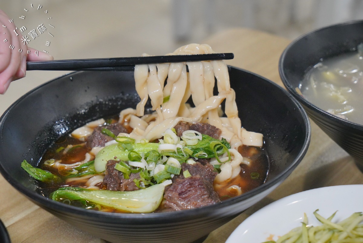 鍾小勤麵食館┃中原大學 中壢 牛肉麵。超份量CP值牛肉麵，店內還可續湯續麵，自助吧豆花涼茶，吃到撐肚沒問題